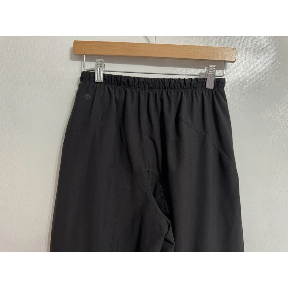 Lululemon Women's Size 4 Black Lightweight Mid-Rise Barrel Leg Crop Pants